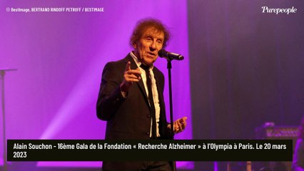 Décoration minimale, papier peint vieillissant... dans l'appartement parisien de 200 mètres carrés d'Alain Souchon