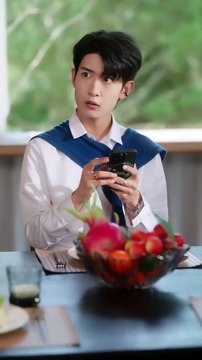 [Completed] After transmigrating into the body of a pampered, fake heiress in a wealthy family, she could gain 10 billion yuan simply by being kicked out. She spent her days causing trouble, tearing apart her scheming sister, kicking