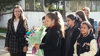 Huzurevinde öğrencilerden emekli öğretmenlere gönülleri ısıtan sürpriz: Gözyaşları sel oldu