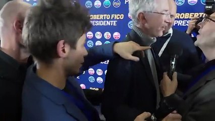 Tra vento e pioggia Schlein cita Pino Daniele: «L’aria s’adda cagna'» e Conte: «Qui in anticipo per stare in prima fila»