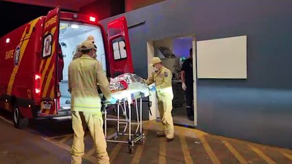 Vítima de esfaqueamento chega ao HUOP após madrugada de mobilização em Cascavel