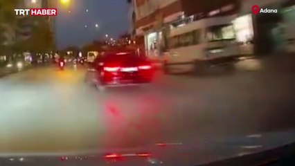 Adana'da kontrolden çıkarak kaza yapan otomobil kamerada