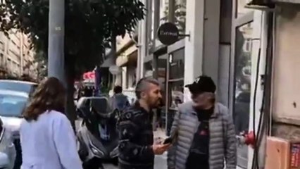 Ünlü oyuncu elini öpmek isteyen hayranına engel oldu