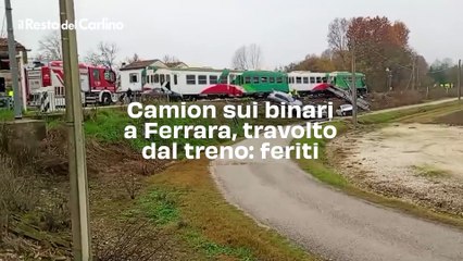 Camion sui binari a Ferrara, travolto dal treno: feriti