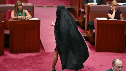 Sénatrice australienne Pauline Hanson suspendue pour avoir porté une burqa au Parlement
