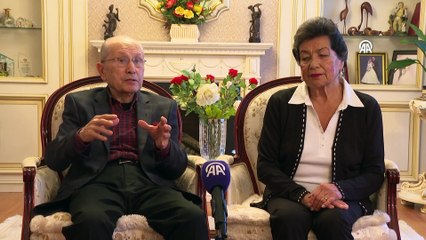 Bursa\'da 62 yıllık evli çift sahnede aşk şarkılarını birlikte söylüyor