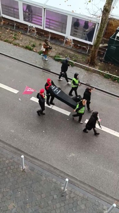Grève à Verviers: les enseignants réunis en cortège funèbre