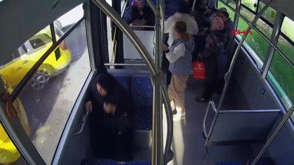 Belediye otobüsü şoförü, kalp krizi geçiren yolcuyu hastaneye yetiştirdi; o anlar kamerada