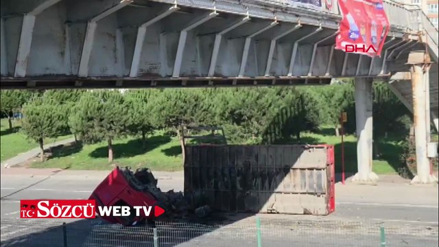 Avcılar'da iş makinesi taşıyan TIR üst geçide çarptı