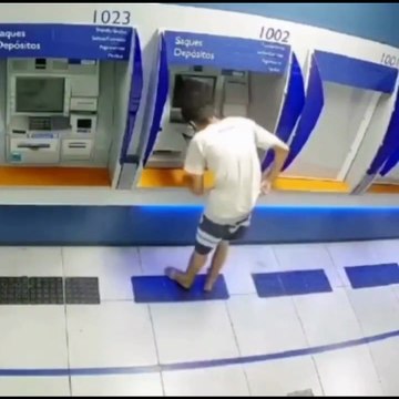 Ladrão se atrapalha, fica com cabeça presa em porta giratória e é detido após tentar roubar agência bancária
