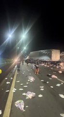 Colisão entre carretas interdita BR-381 e espalha carga na pista em Pouso Alegre