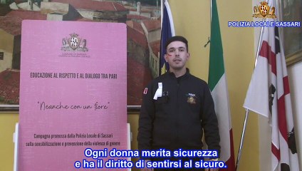 Sassari, la campagna della polizia locale contro la violenza sulle donne: "Neanche con un fiore"