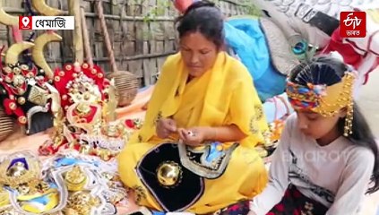 ভাওনাৰ পোচাক-অলংকাৰ তৈয়াৰ কৰি স্বাৱলম্বী হোৱা এটা পৰিয়াল