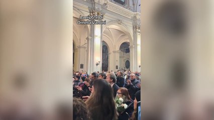 La nipote di Ornella Vanoni canta «Senza fine» ai funerali