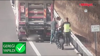 Otoyolda yakıtı biten motosikletin iple kamyonla çekilmesi kamerada