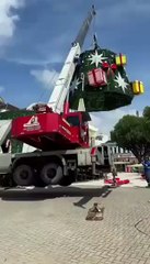 Trabalhador morre após guindaste tombar durante montagem de árvore de Natal