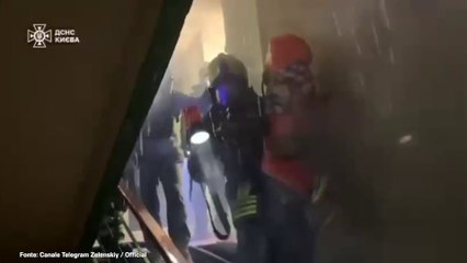 Oltre 460 droni russi nella notte sull'Ucraina, le immagini dei soccorsi