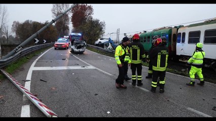 Bondeno, schianto camion-treno: i soccorsi