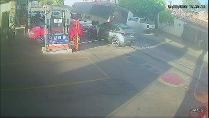 Vídeo mostra suspeitos momentos antes de assassinar homem que estava indo buscar celular