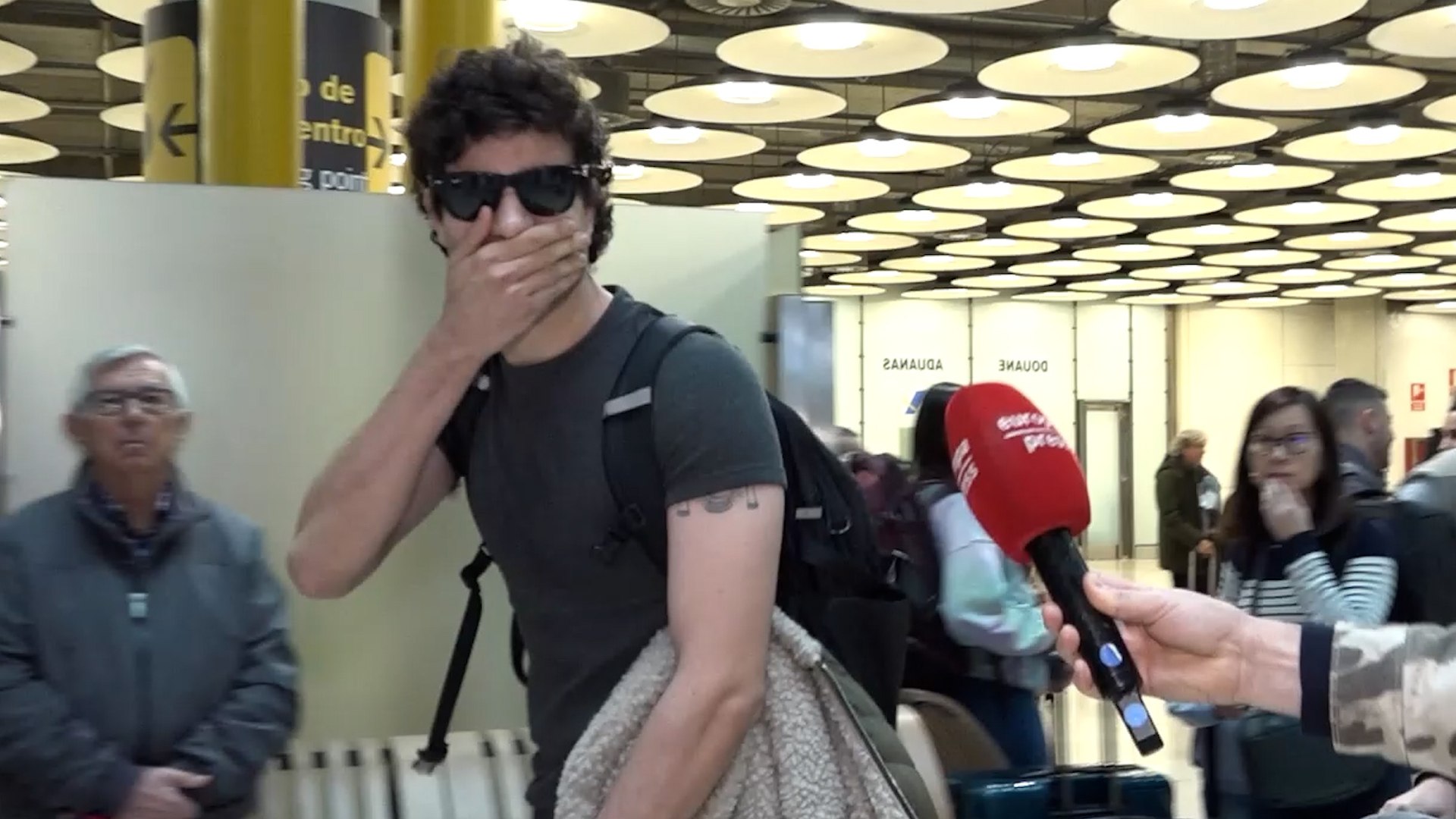 Javier Calvo reapareci� este lunes en el aeropuerto, donde atendi� a la prensa para aclarar los numerosos rumores surgidos tras su separaci�n de Javier Ambrosi, con quien mantiene un v�nculo personal y profesional desde hace m�s de una d�cada. El creador de La Mes�as�asegur� que se encuentra "muy bien" y afrontando el proceso "poco a poco", acompa�ado por su amiga y artista Yenesi.

Calvo desminti� las informaciones que apuntaban a la puesta en venta de la casa que compart�a con Ambrosi: "Esa noticia es mentira, a�n no est� en venta". Tambi�n neg� cualquier relaci�n sentimental con �lvaro Lafuente, Guitarricadelafuente: "Lo de �lvaro es mentira. Somos amigos �l, su novio y yo; nos queremos much�simo".

El director subray� que la relaci�n con Ambrosi sigue siendo excelente: "Somos mejores amigos. Lo �ramos antes de ser pareja y lo seguimos siendo. Es la persona m�s importante de mi vida". Adem�s, asegur� que podr�n verse juntos en Navidad, igual que siempre, dentro de su grupo de amigos.

Pese a la ruptura, Calvo afirm� estar "abierto al amor", descartando un par�n emocional tras m�s de diez a�os de relaci�n. "Por supuesto que estoy abierto al amor", concluy�, transmitiendo tranquilidad y buen �nimo.