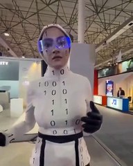 Teknoloji fuarında fıkra gibi olay: İnsansı robotlar insan çıktı!