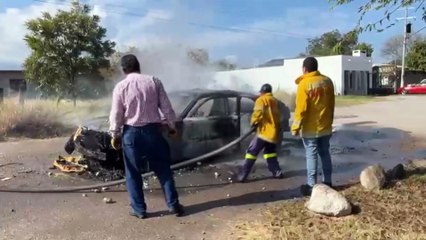 Vehículo se incendia por falla mecánica en Múzquiz