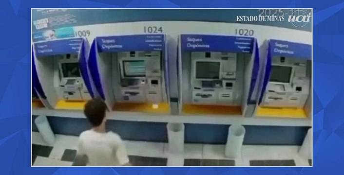 Tentativa de invasão a banco em MG termina com suspeito preso apenas de cueca em porta giratória