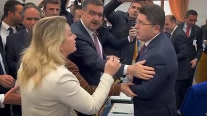 CHP’li Asu Kaya kadınların şiddeti anlattığı siyah mektupları getirdi; Bakan Tunç 'şov yapma' dedi!