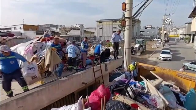 Bir ‘çöp ev’ vakası daha: 10 kamyon çöp çıktı
