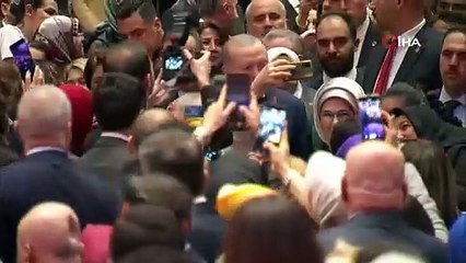 Cumhurbaşkanı Erdoğan: "İnsana, hele ki kadına ve çocuğa karşı şiddet bir insanlık suçudur. Kadına el kaldıranın eli de vicdanı da kararmıştır. İzan ahlak sahibi hiçbir erkeğin de eş, evlat, kardeş olarak menfi tutum içinde olması düşünüle