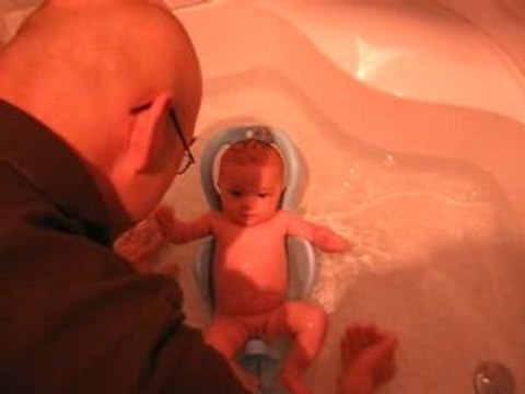 Bain animé chez papet et mamie 03 05 08