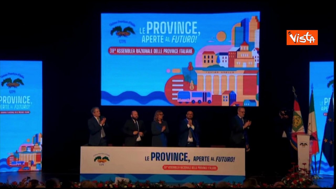 Standing ovation per Mattarella all'Assemblea Nazionale delle Province d’Italia a Lecce