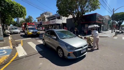 Motociclista é arremessada contra carro após colisão e sofre suspeita de fratura