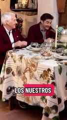 Mantel de hilo de navidad con bolas verdes y doradas.