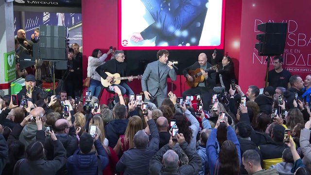 David Bisbal da la bienvenida a la Navidad con un concierto sorpresa en la estación de Sol