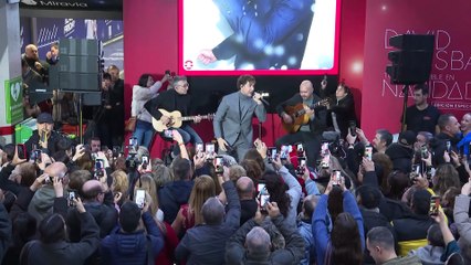 David Bisbal da la bienvenida a la Navidad con un concierto sorpresa en la estación de Sol