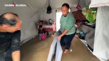Gazze'de yoğun yağış nedeniyle çadırları su bastı