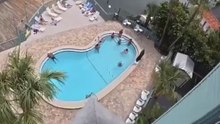 🚨 Dernier Minute 🚨 Le garçon est sauté du .... Vamos a la Piscina