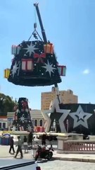 Tragedia en Brasil: un obrero murió aplastado por una grúa y un árbol de navidad