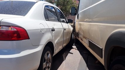 Voyage e Ducato se envolvem em colisão na rotatória da Rua Jequitibá em Cascavel