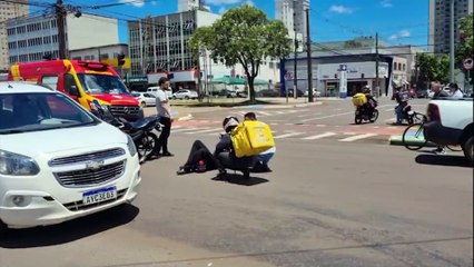 Motociclista tem lesão grave na perna após colisão com carro, no Centro