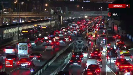İstanbul’da akşam iş çıkış saatlerinde trafik yoğunluğu