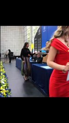 ¡Tierno homenaje! Hizo una falda con las corbatas de su papá fallecido y la usó en su graduación (VIDEO)