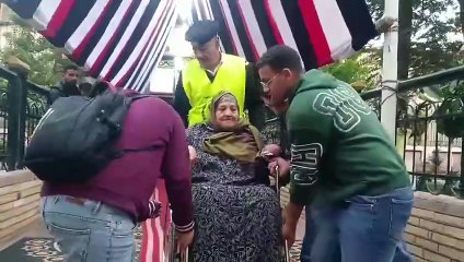 سيدة مسنة من ذوى الاحتياجات تصر على الإدلاء بصوتها بالمنوفية