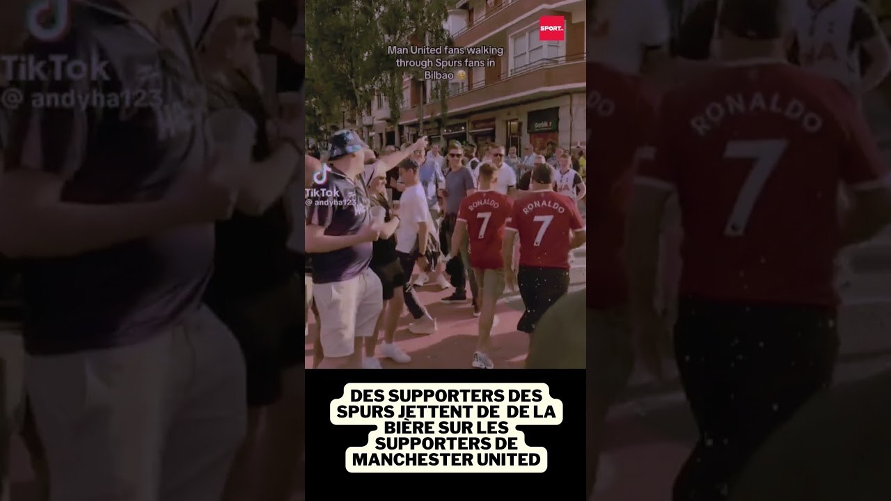 Des supporters des Spurs jettent de de la bière sur les supporters de Manchester United #foot #uel