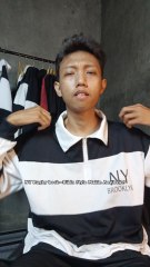 Sweater rugby trend 2025 yang bikin outfit kamu langsung naik level! Cutting-nya clean, warna navy–white yang super aesthetic, dan vibe casual kampus yang lagi viral di TikTok.