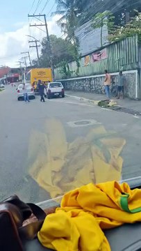 VÍDEO: Guarda Municipal é flagrado intimidando idoso na Bahia; agente chega a entregar arma para colega