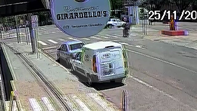 Câmera registra acidente que deixou motociclista ferido na Avenida Brasil
