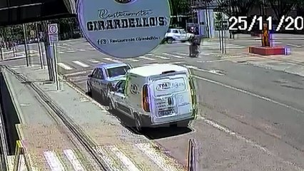 Câmera registra acidente que deixou motociclista ferido na Avenida Brasil