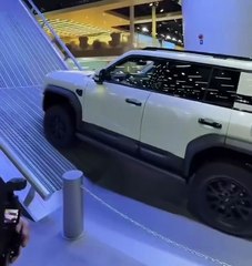 Le Manifest - Au Salon de l’automobile de Guangzhou, en Chine, BYD présente le Leopard 5 à 41 000 $, un modèle capable de grimper une pente de 45 degrés.